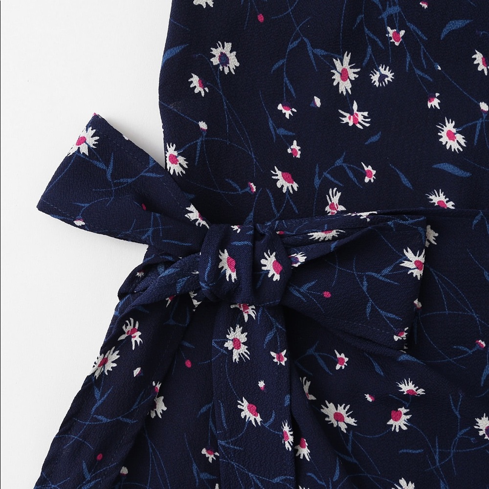 🏆⭐️🆕Navy floral bow front wrap hem dress - Picture 2 of 7